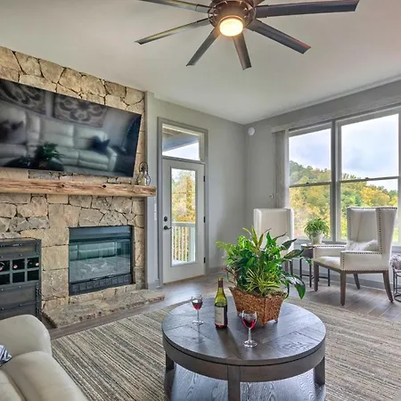 Modern Mountain-View Smokies Retreat With Balcony Apartment